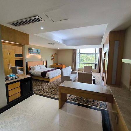 Meritz Hotel Miri Buitenkant foto
