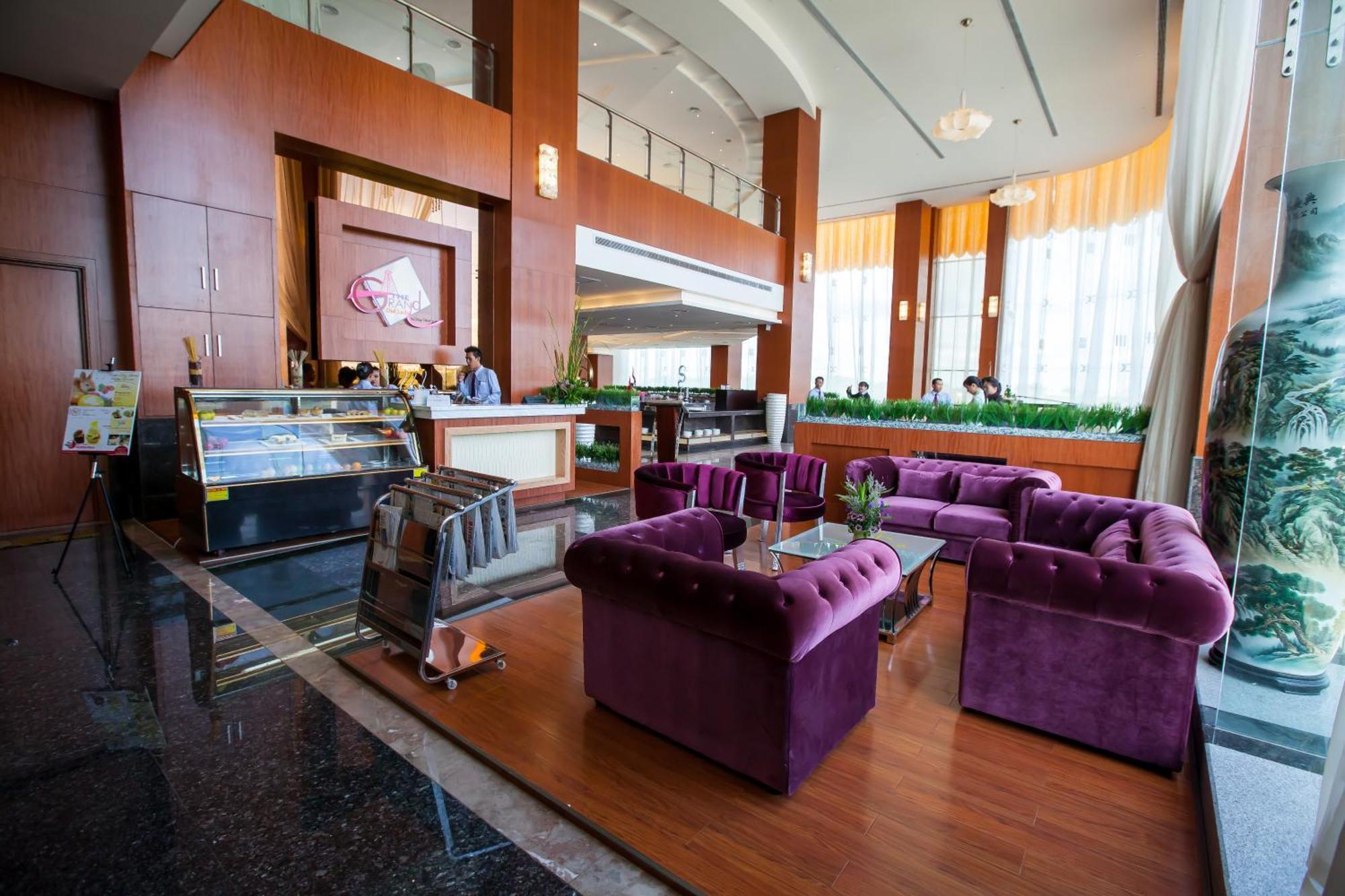 Meritz Hotel Miri Buitenkant foto