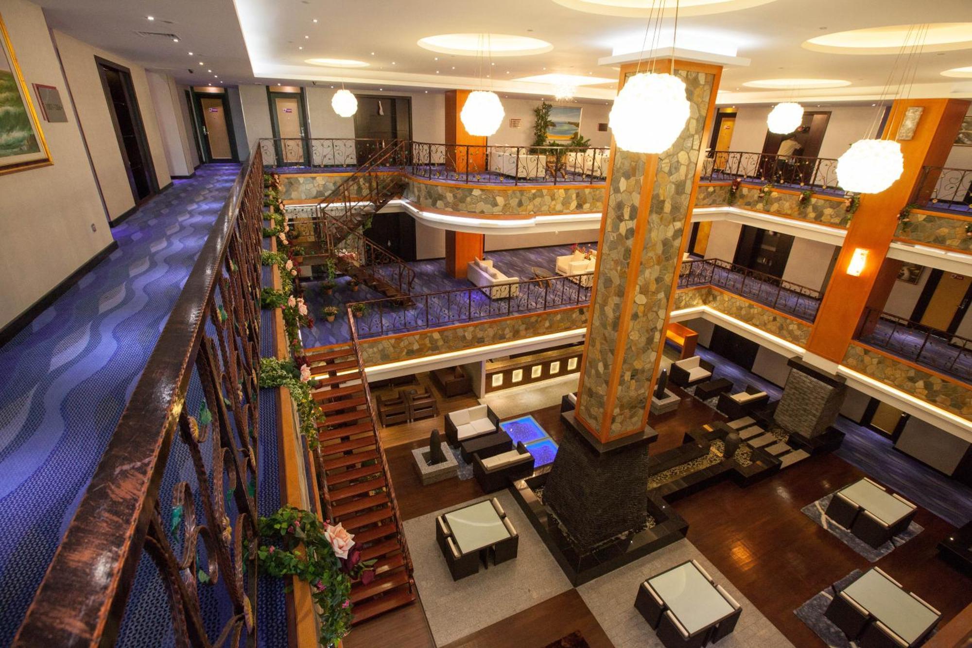 Meritz Hotel Miri Buitenkant foto