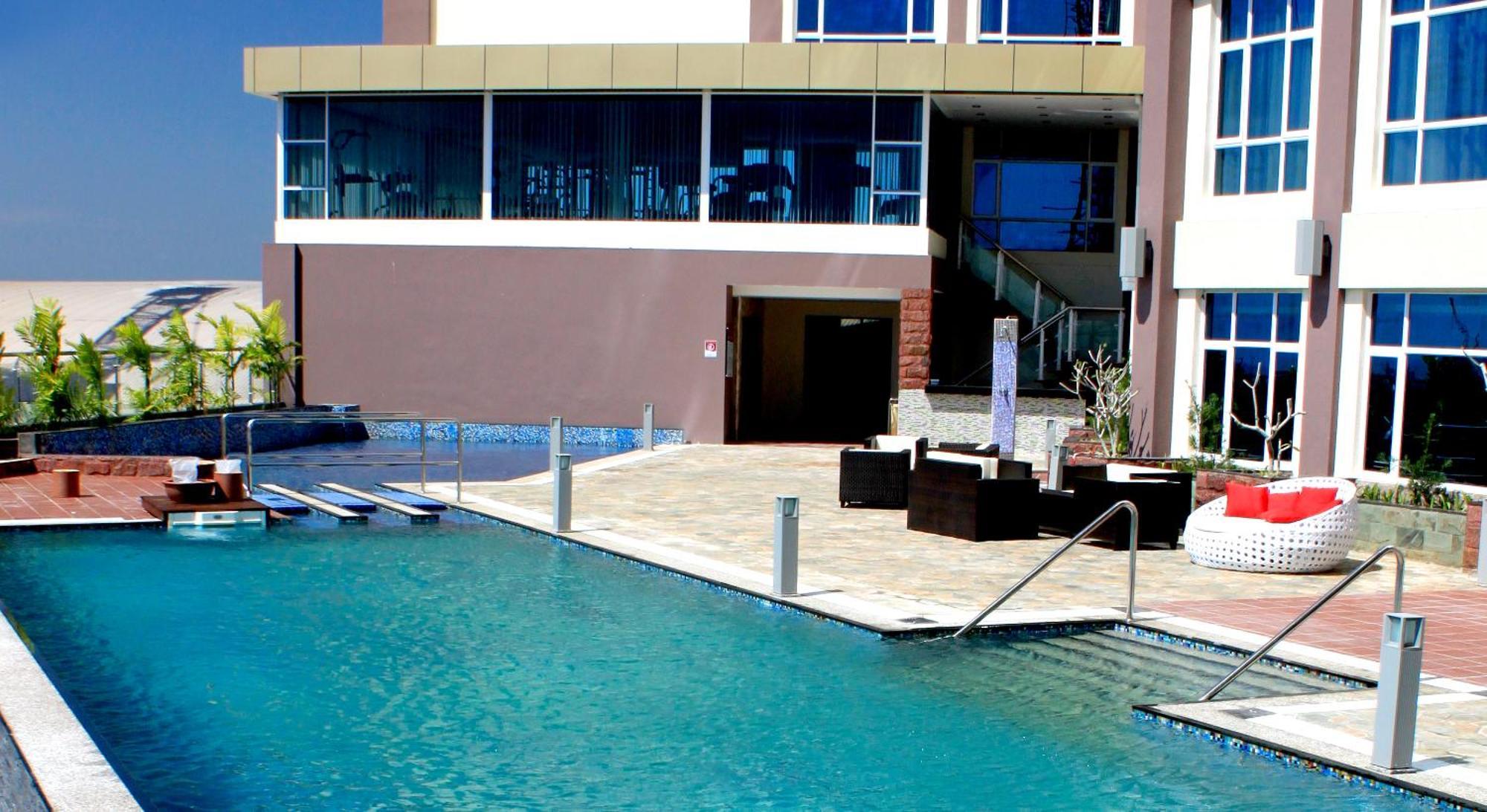 Meritz Hotel Miri Buitenkant foto