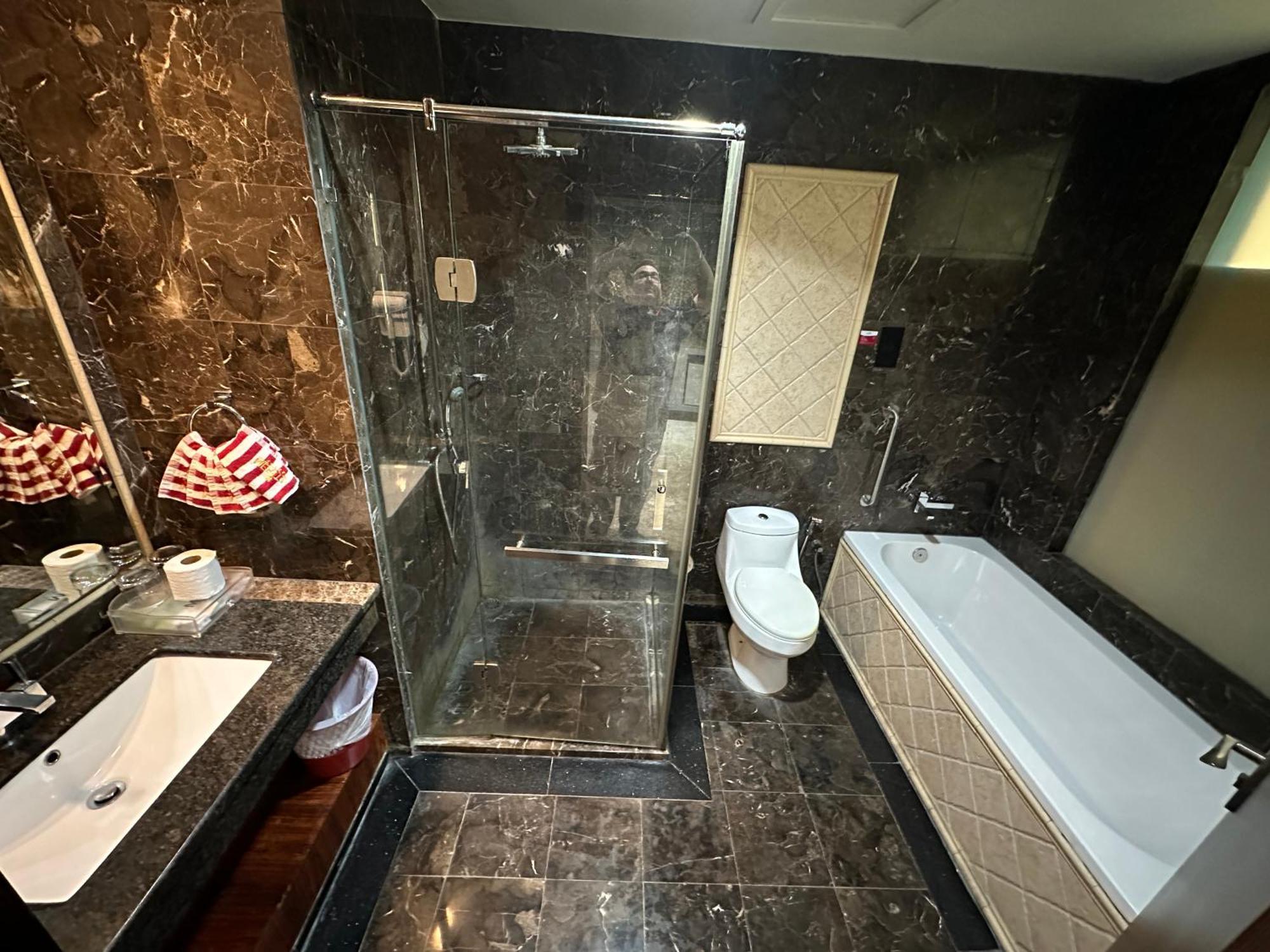 Meritz Hotel Miri Buitenkant foto