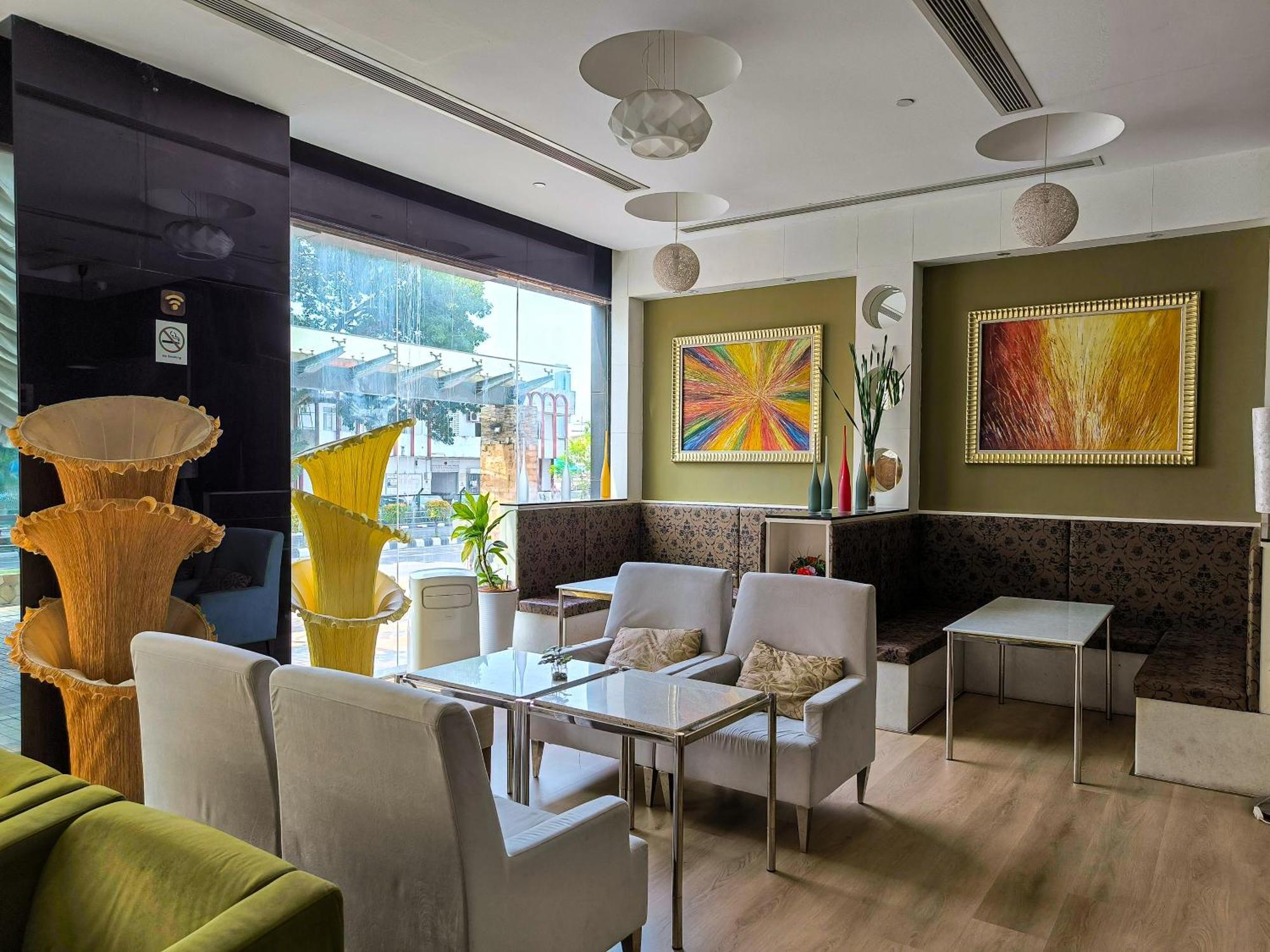 Meritz Hotel Miri Buitenkant foto