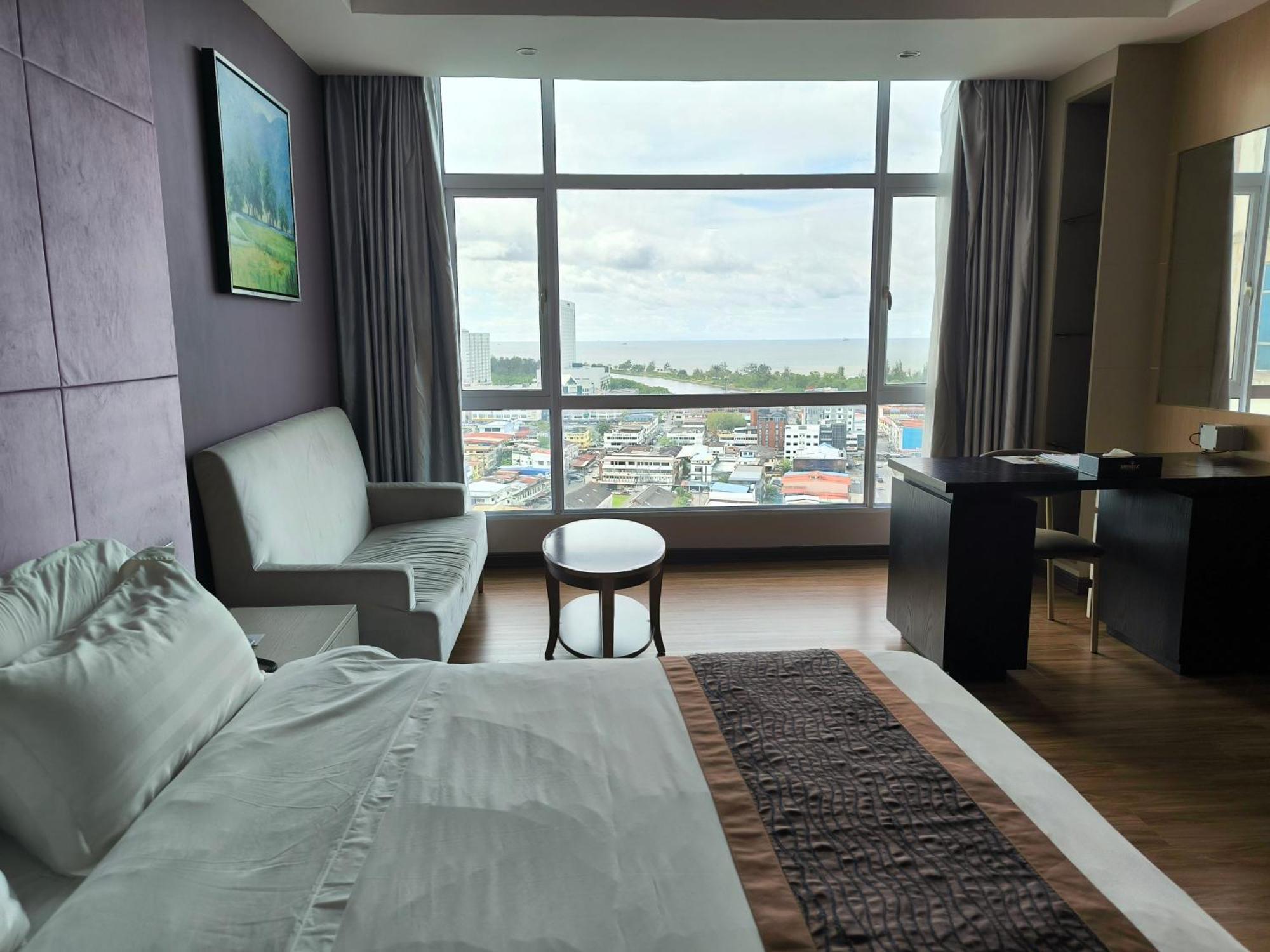 Meritz Hotel Miri Buitenkant foto