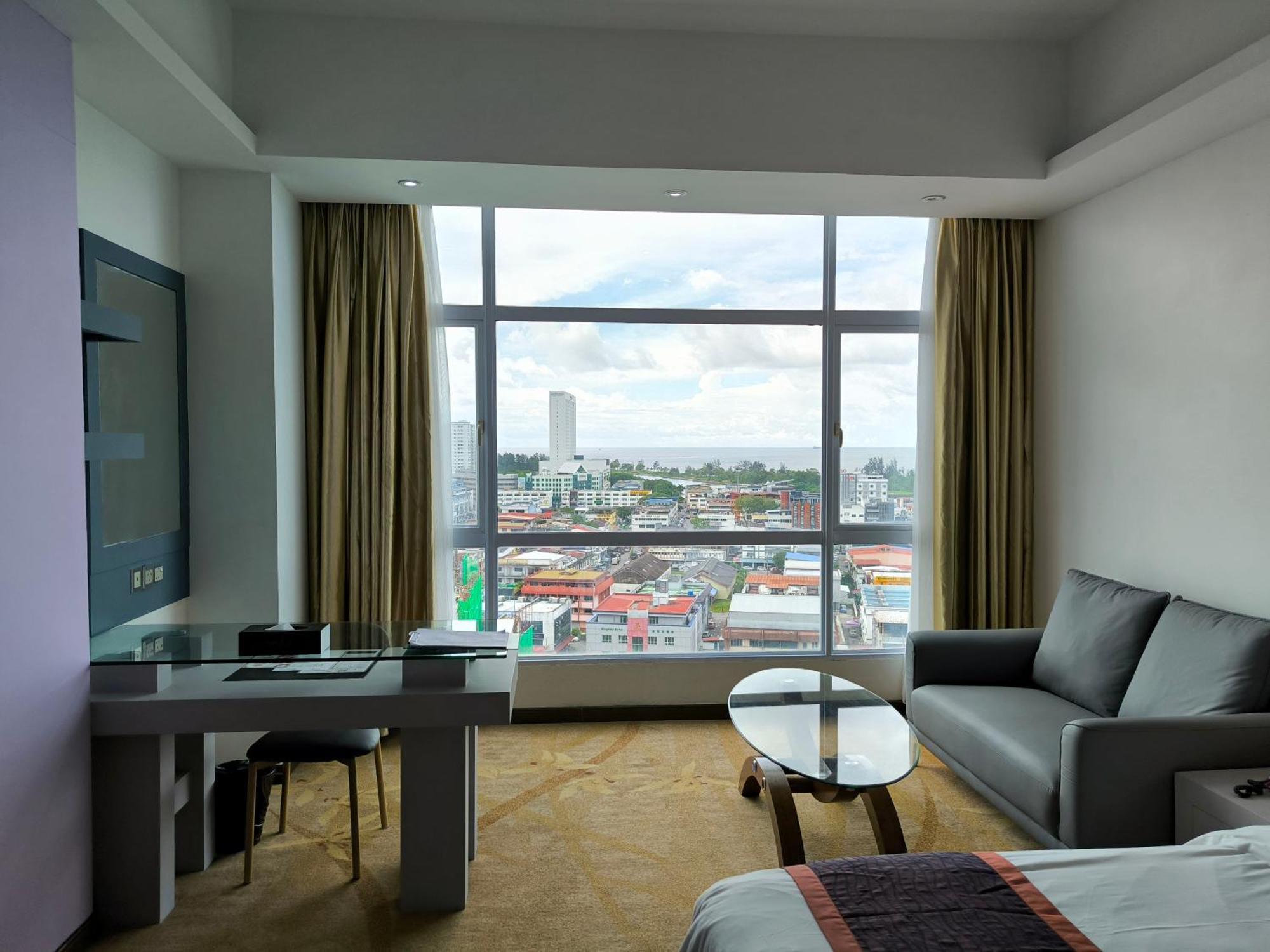 Meritz Hotel Miri Buitenkant foto