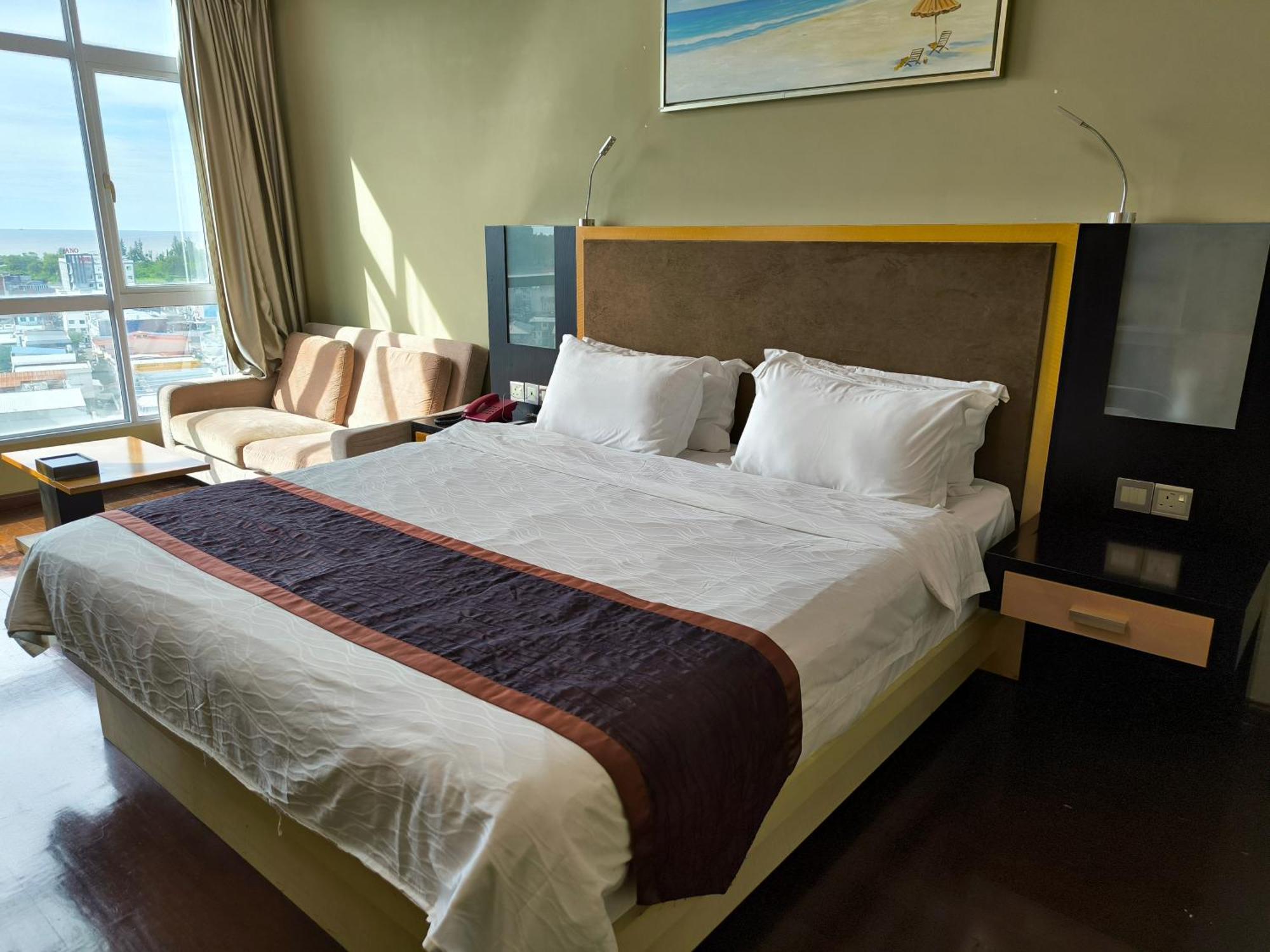 Meritz Hotel Miri Buitenkant foto