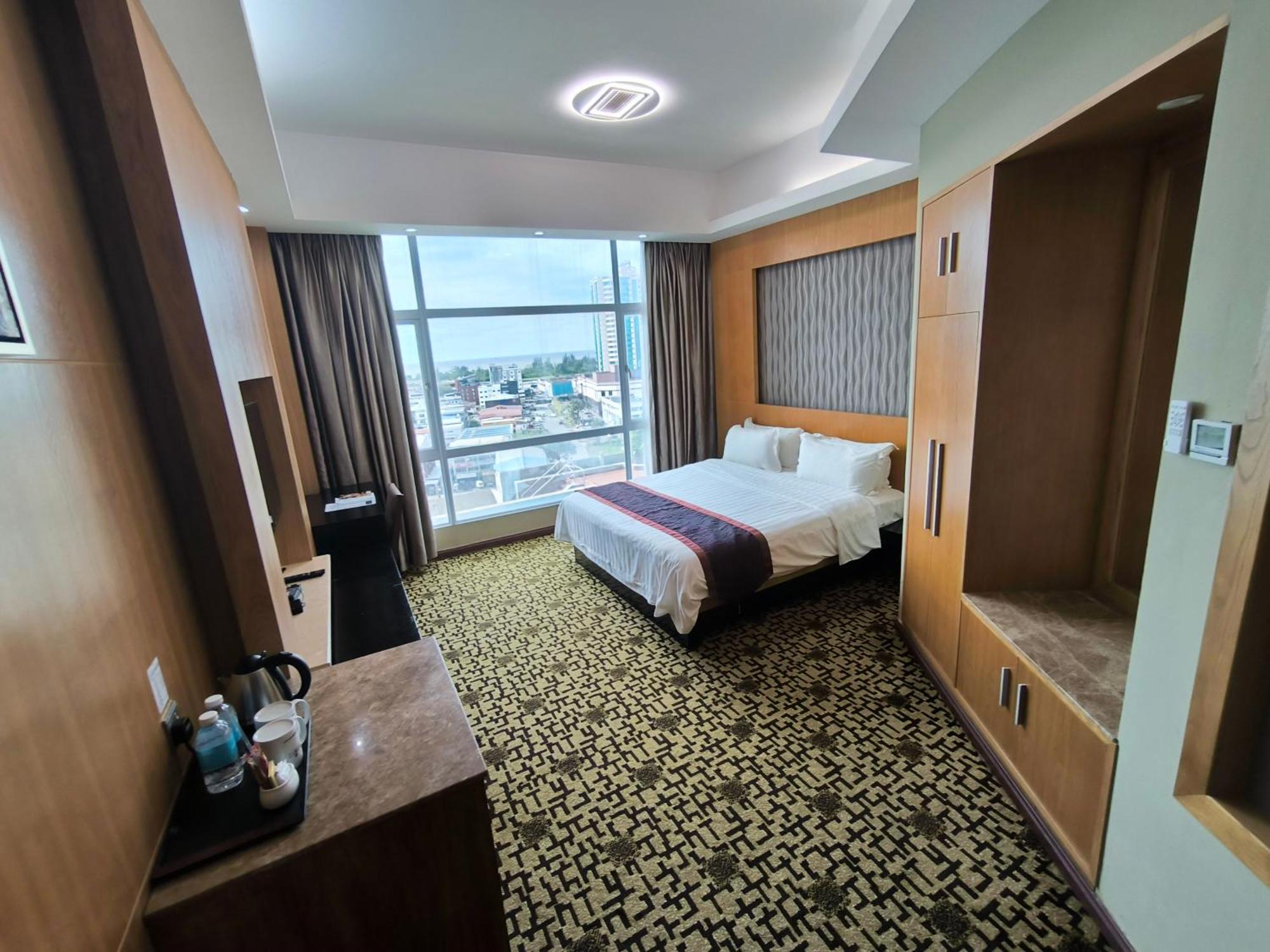 Meritz Hotel Miri Buitenkant foto