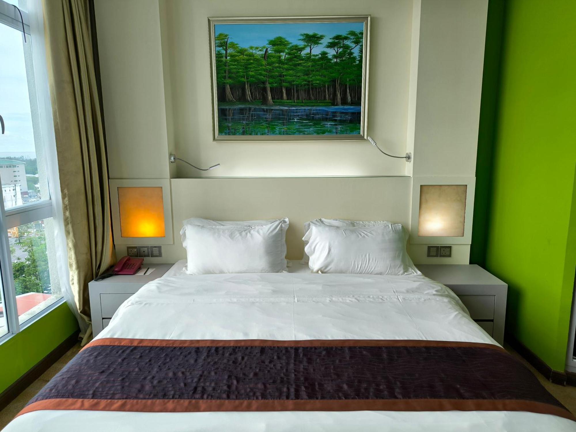 Meritz Hotel Miri Buitenkant foto