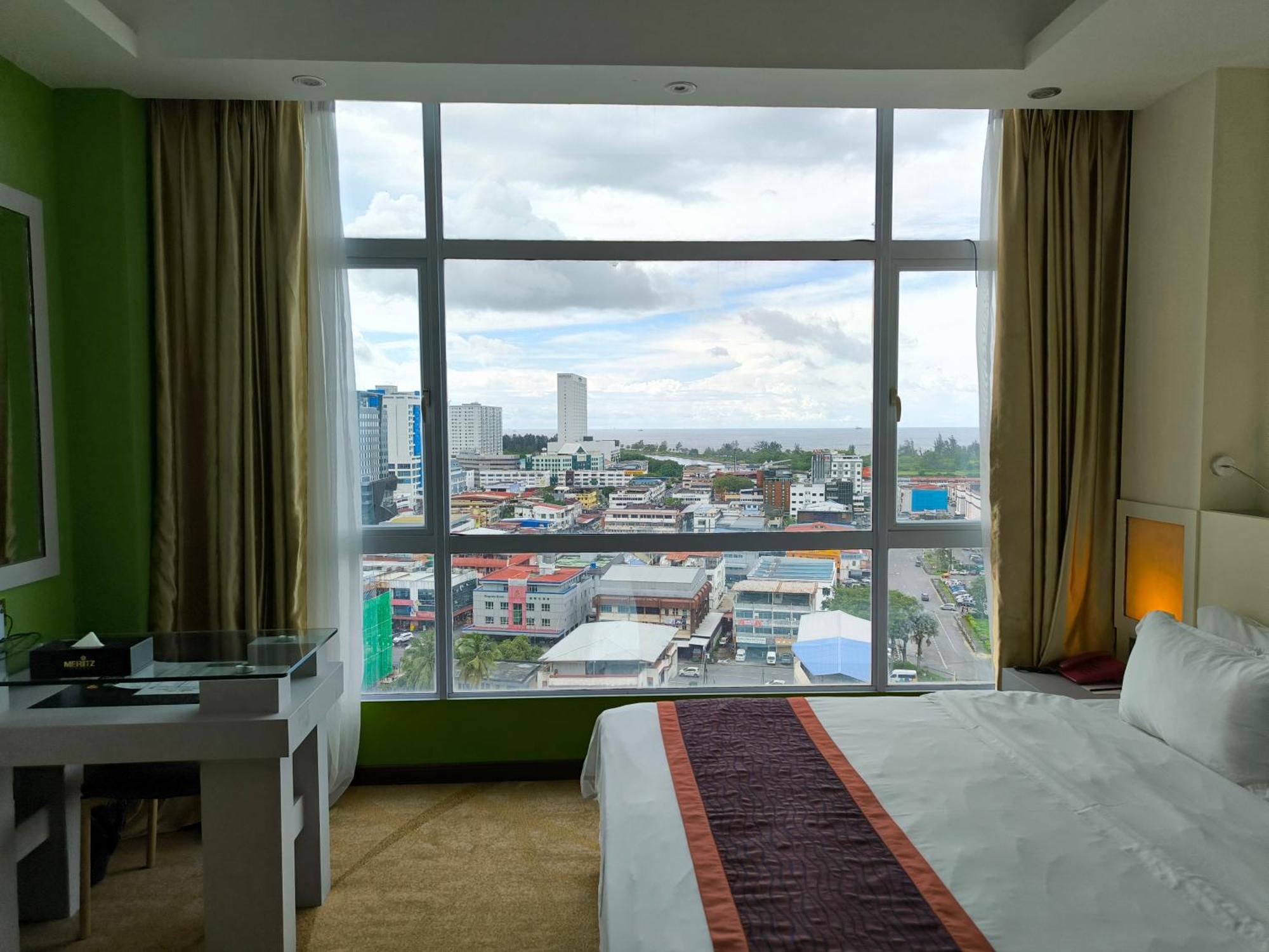 Meritz Hotel Miri Buitenkant foto