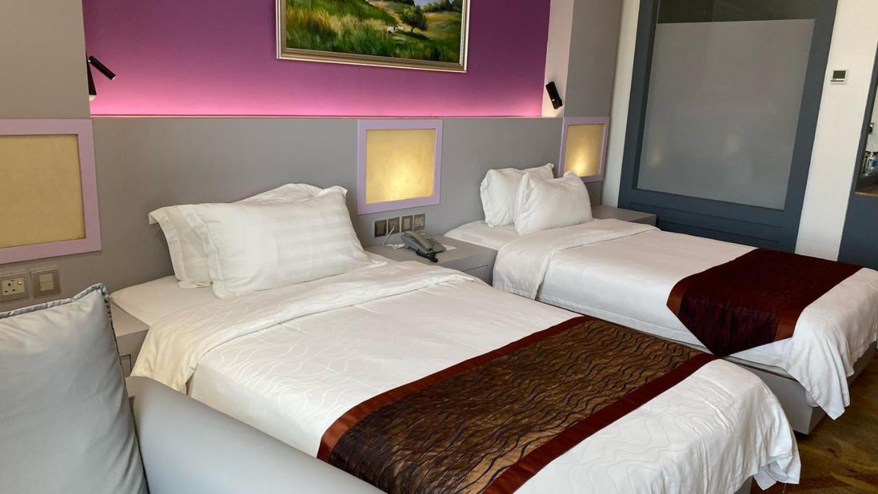 Meritz Hotel Miri Buitenkant foto