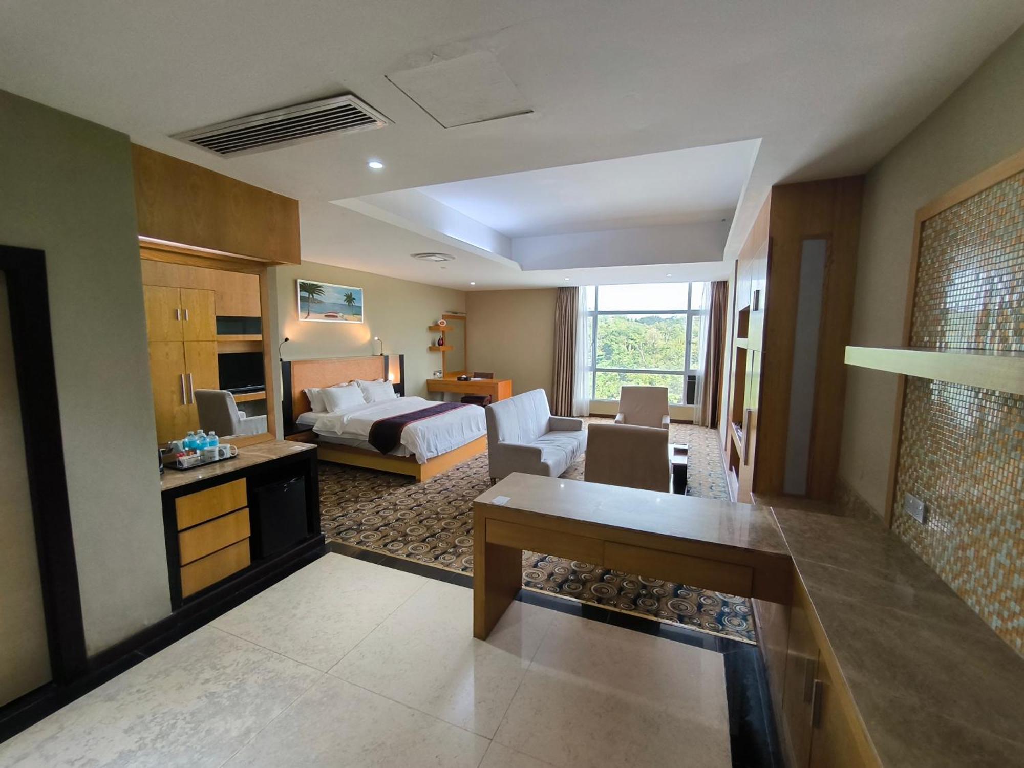 Meritz Hotel Miri Buitenkant foto